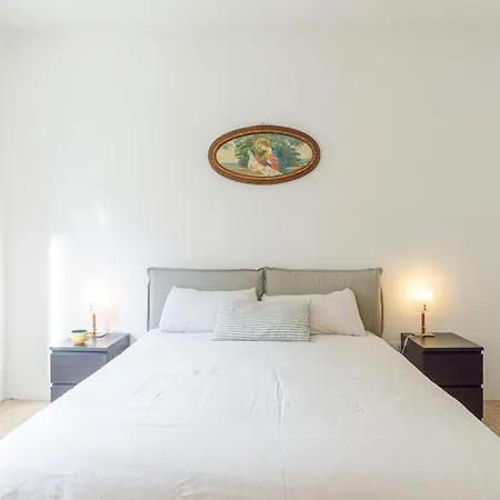 Guesthost - Cosy And Brigh Barni