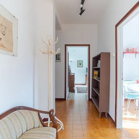 Guesthost - Cosy And Brigh Barni