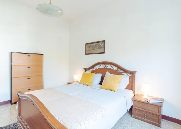 Guesthost - Cosy And Brigh Apartment *